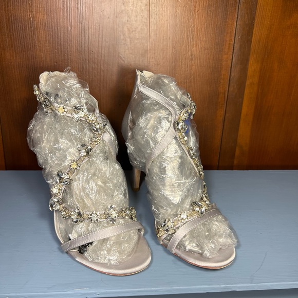 Stunning Silver Satin Crystal Encrusted Stiletto heels! 9US 42EU🤍🤍 - Picture 2 of 10